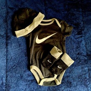 Nike Bodysuit, Hat and Boots Set. Size 0-6m 50-68cm. Only one use.
